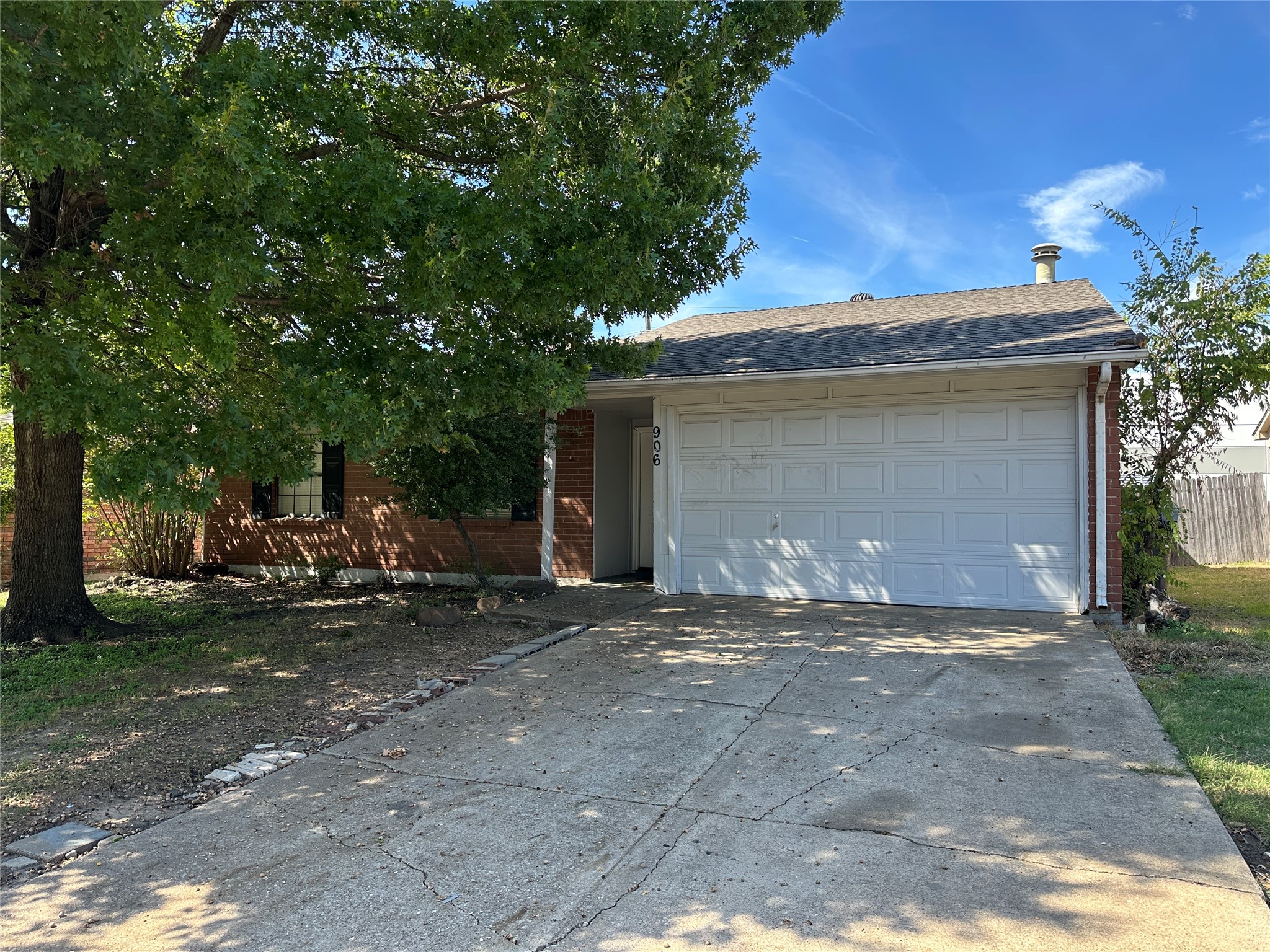906 Hawthorne Drive — photo