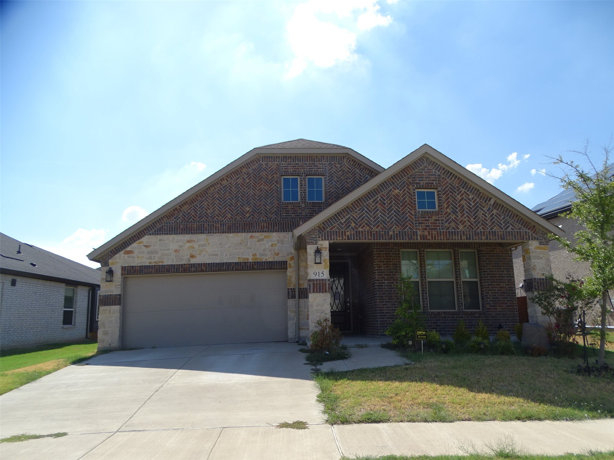 915 Hawthorn Lane — photo