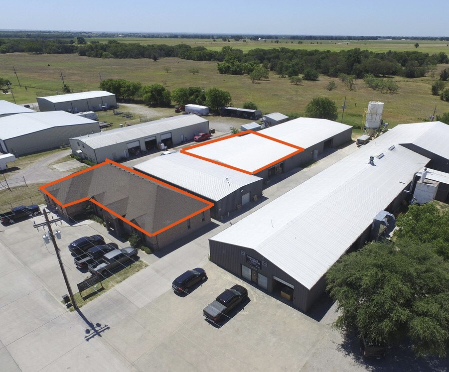 911 E Mcdonald Drive, Pilot Point, TX 76258 — photo 2