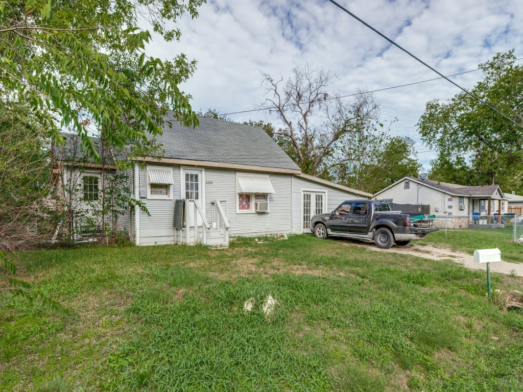 2009 Pecan Street — photo