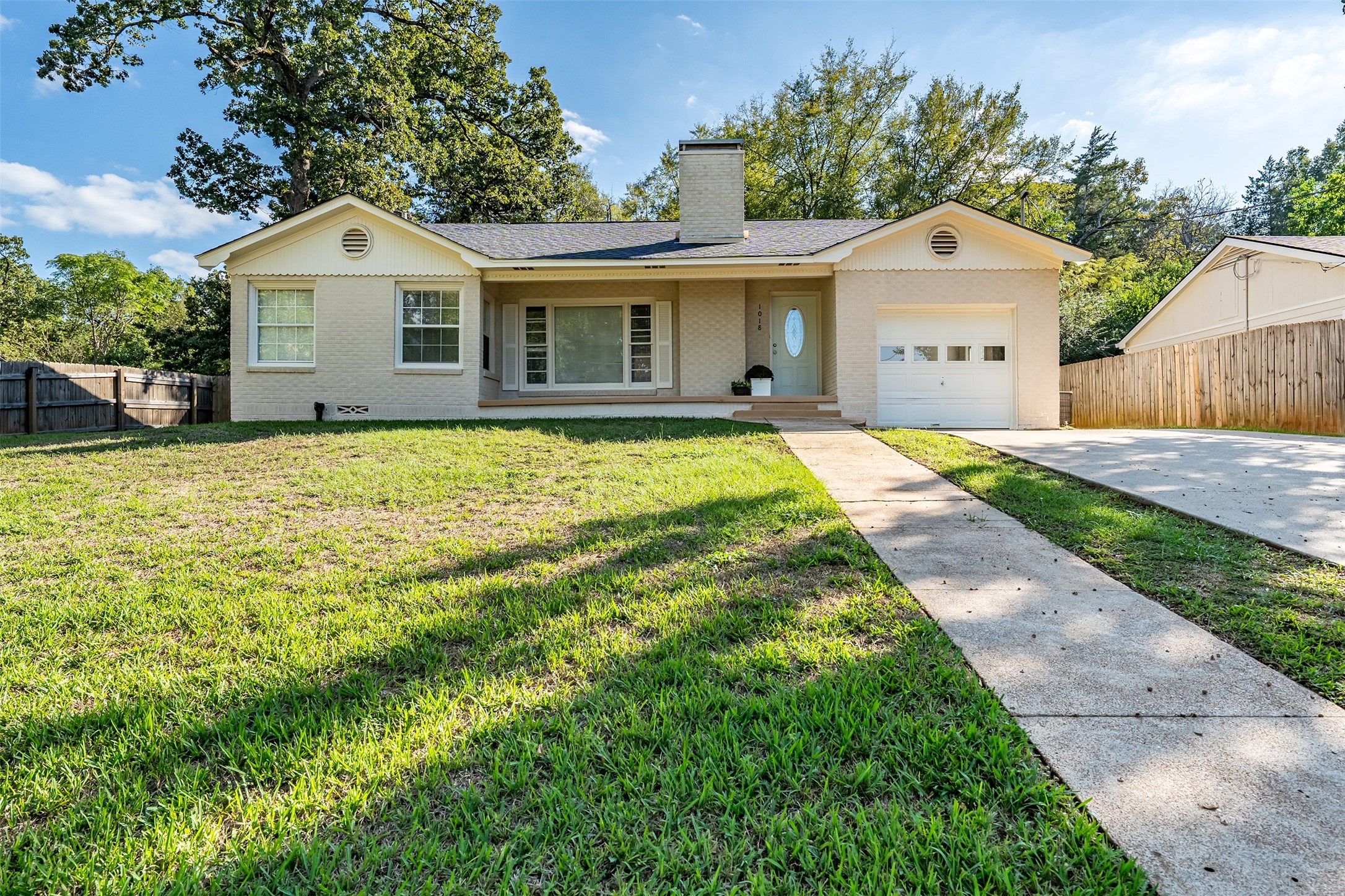 1018 Woodland Dr — photo