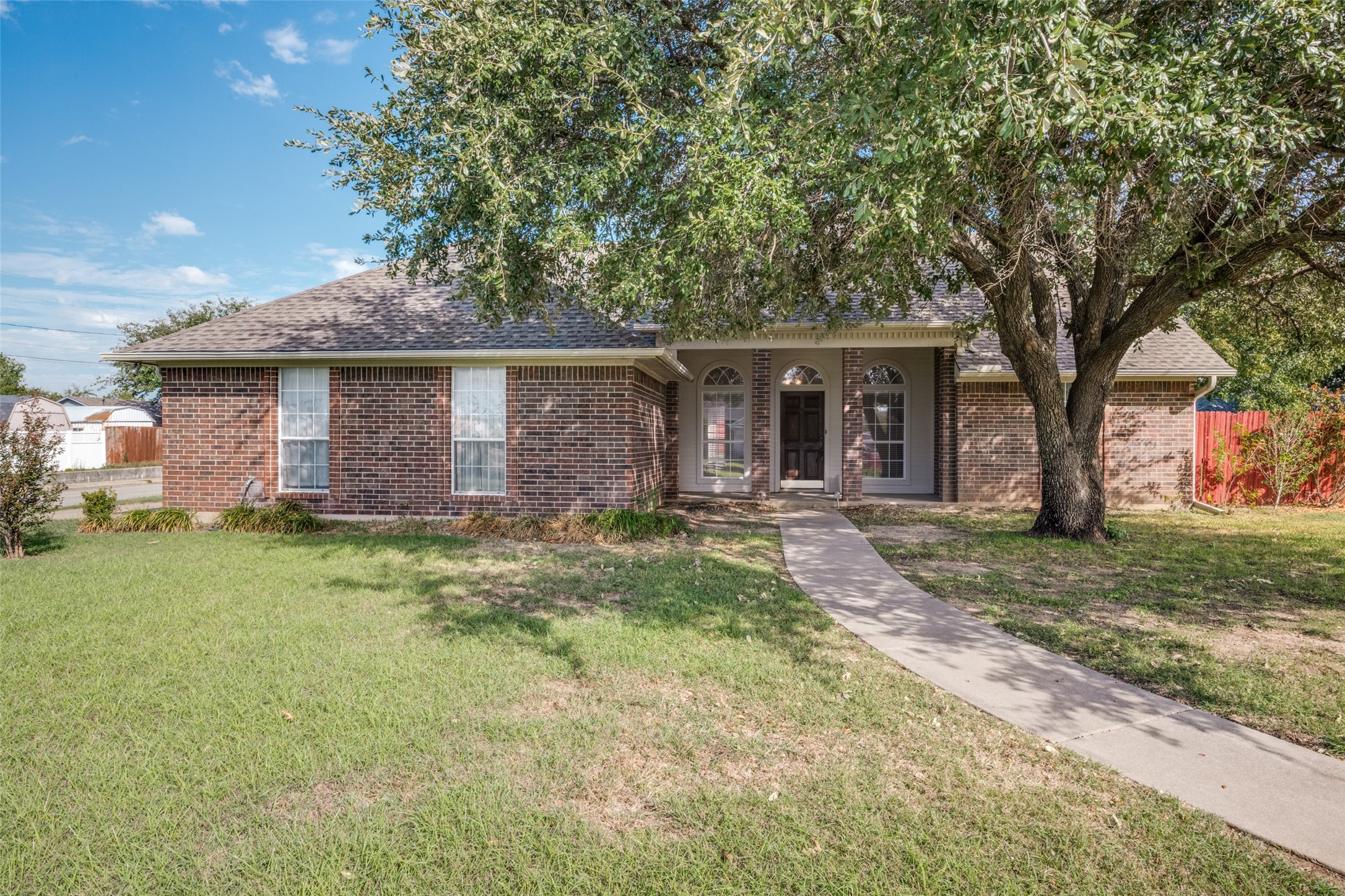 1001 Hunters Court — photo