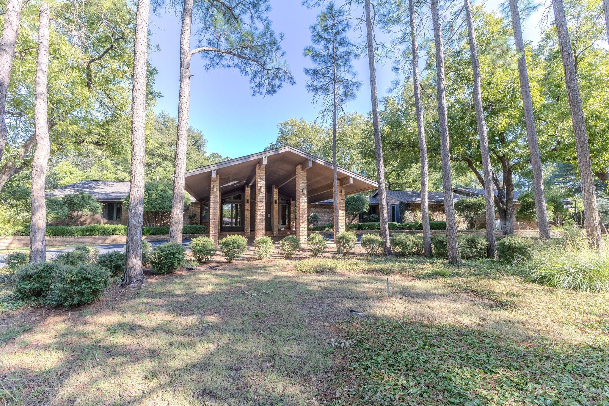 1555 Oldham Lane — photo
