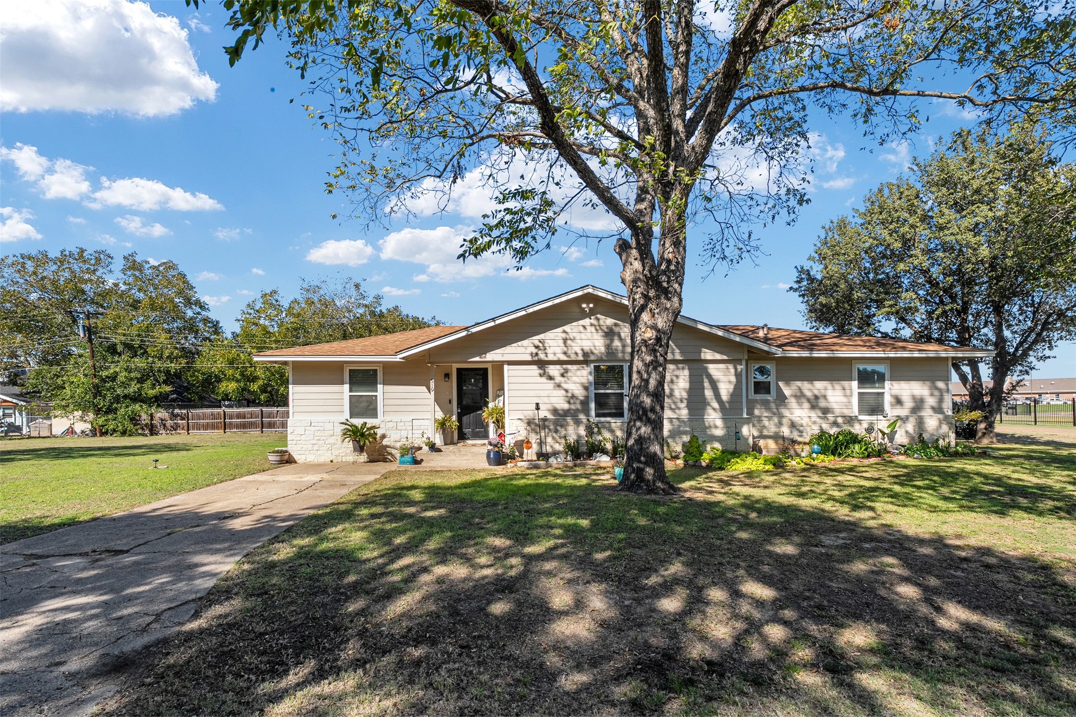 519 Mae Drive — photo