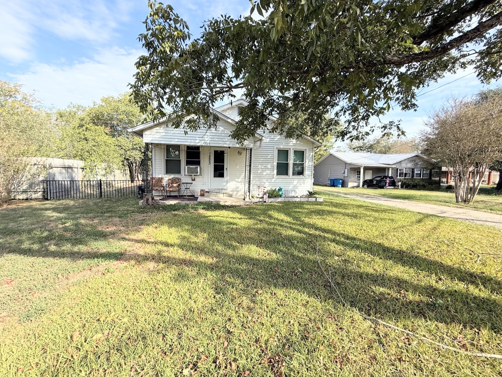 1223 Bois D'Arc Street — photo