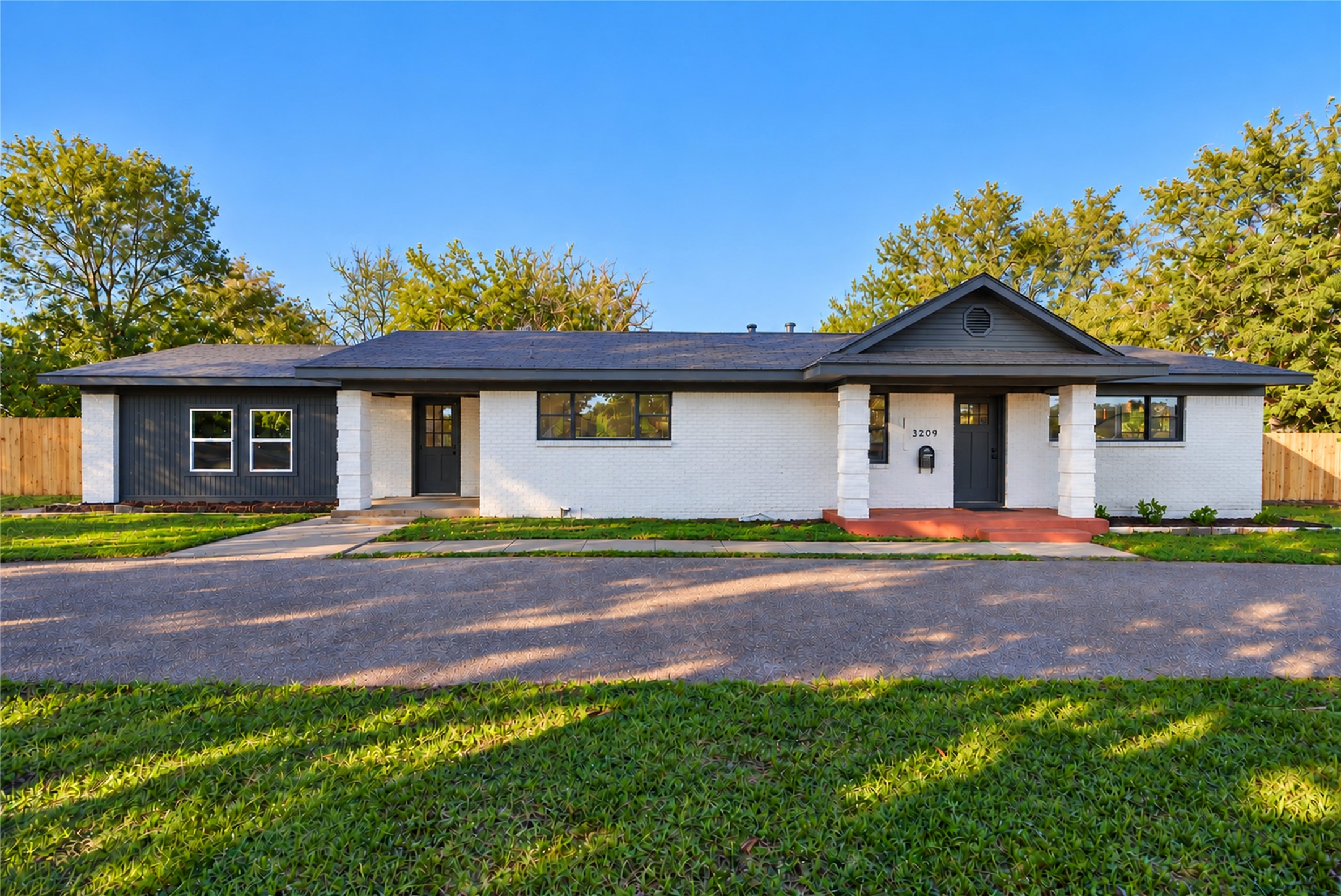 3209 Lakeshore Drive — photo