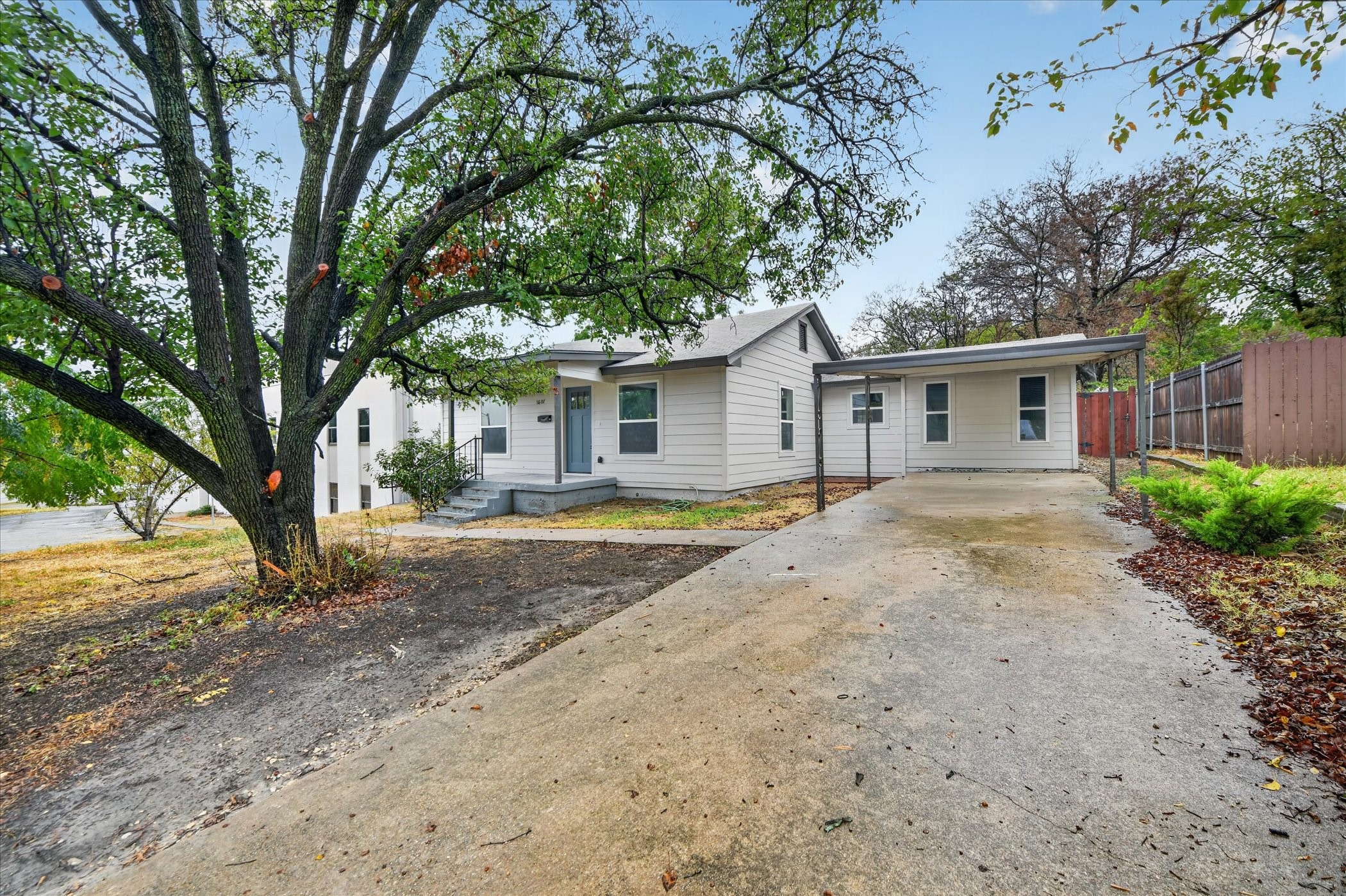 1607 Laura Road — photo