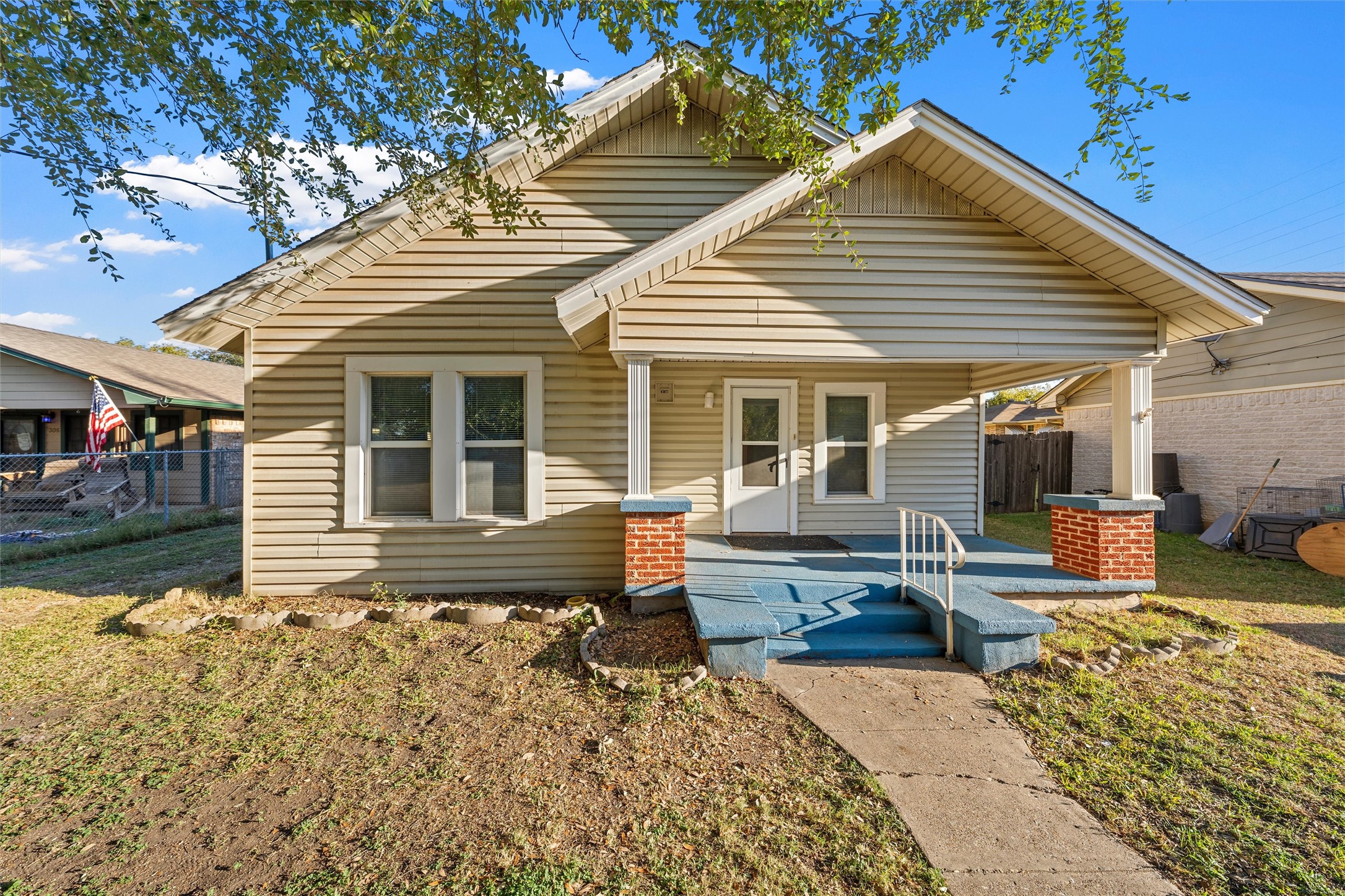 302 W Elm Street — photo