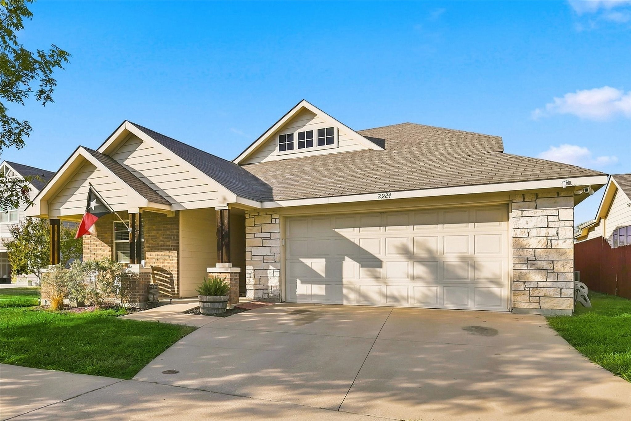 2924 Englefield Green — photo