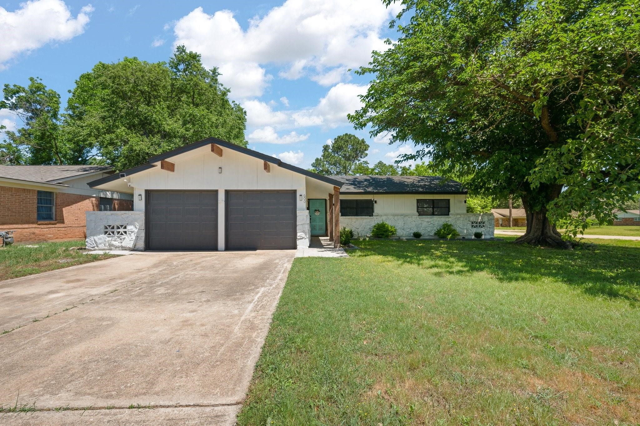 600 Meadowcrest Drive — photo