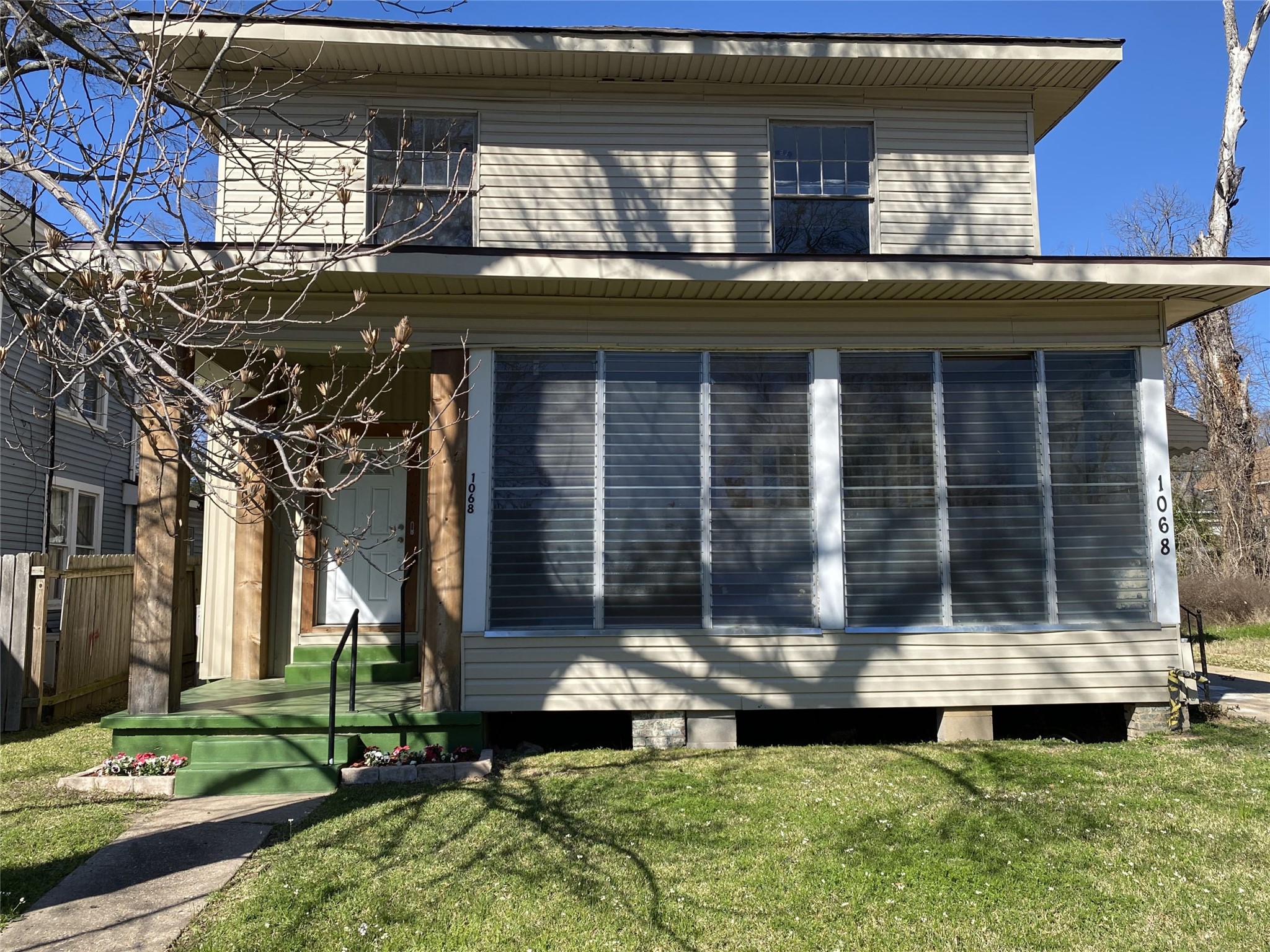 1068 College Street — photo