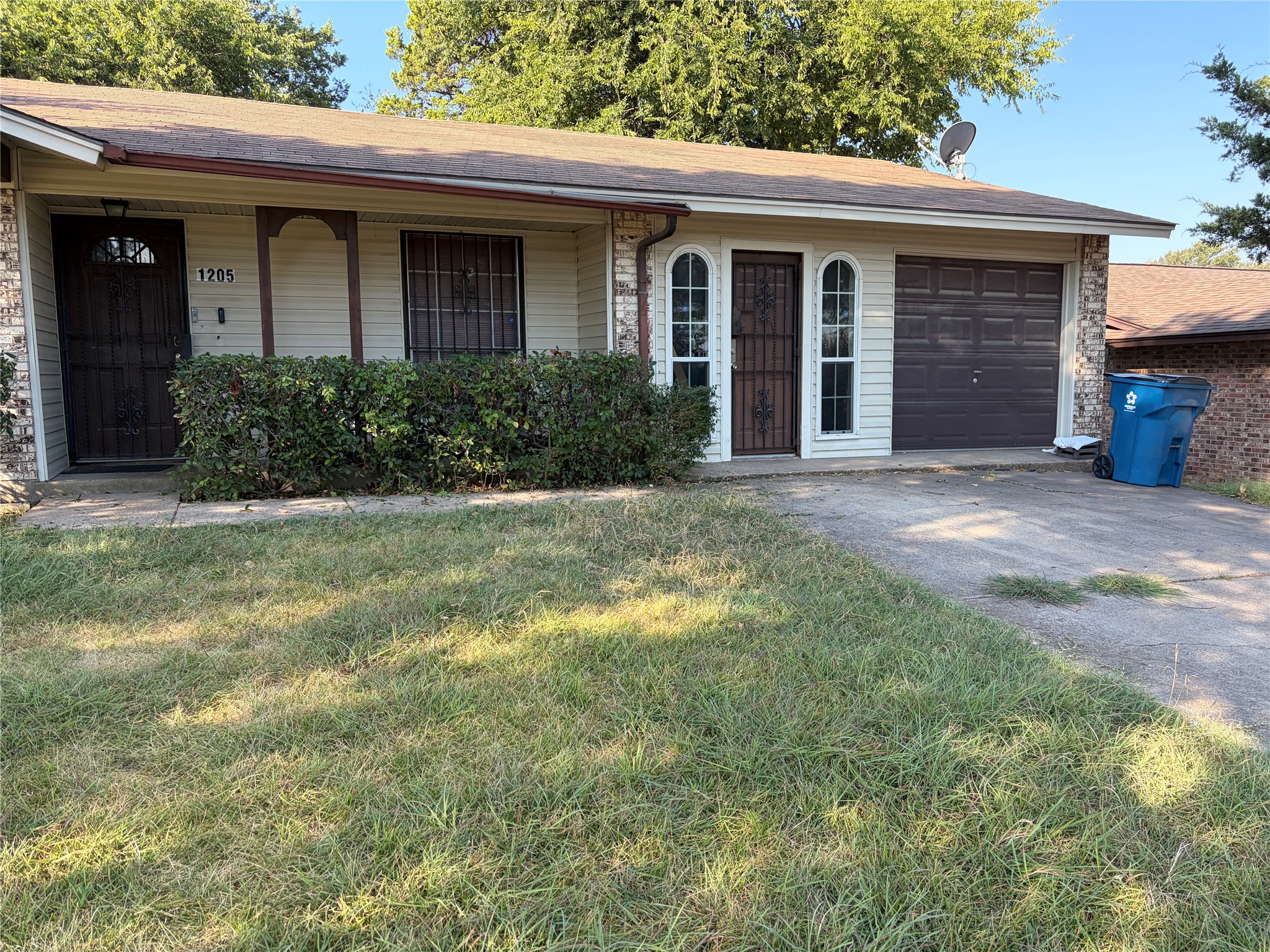 1205 Woodcrest Lane — photo