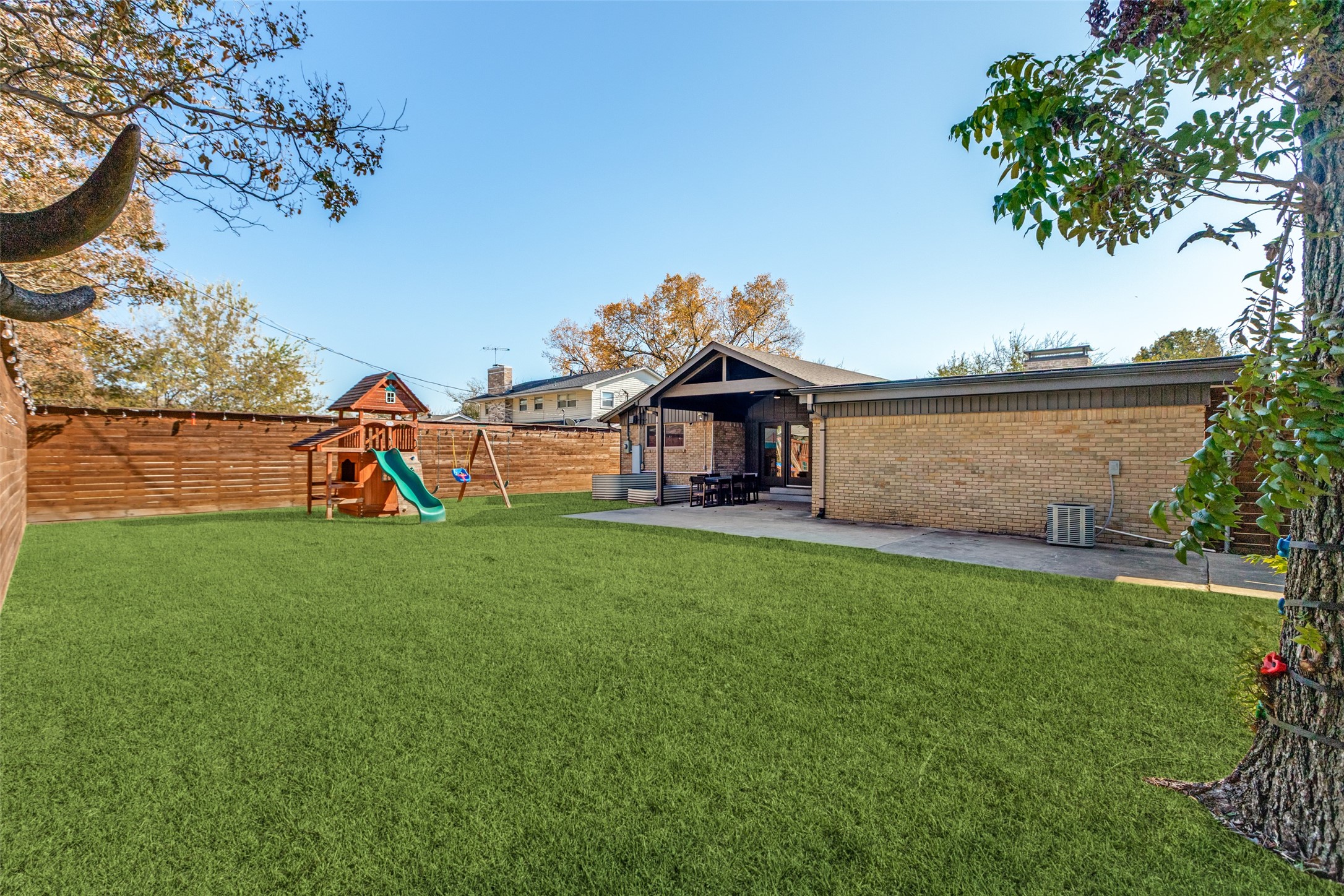 611 W Sycamore Street — photo
