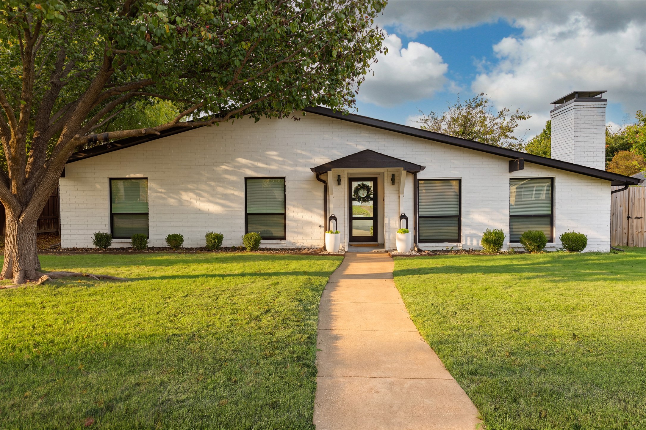 6716 Roundrock Road — photo