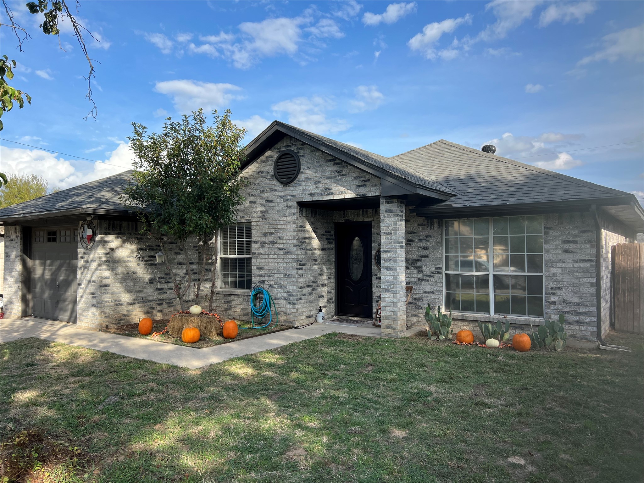 724 Oak Park Drive — photo