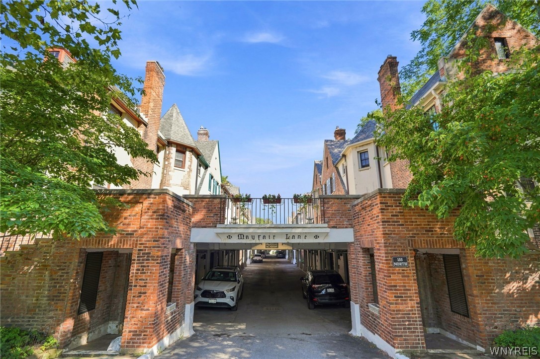 8 Mayfair Lane — photo