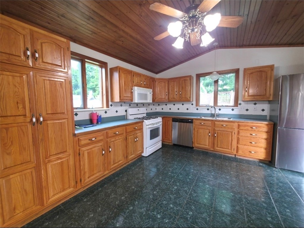 208 Winding Way — photo