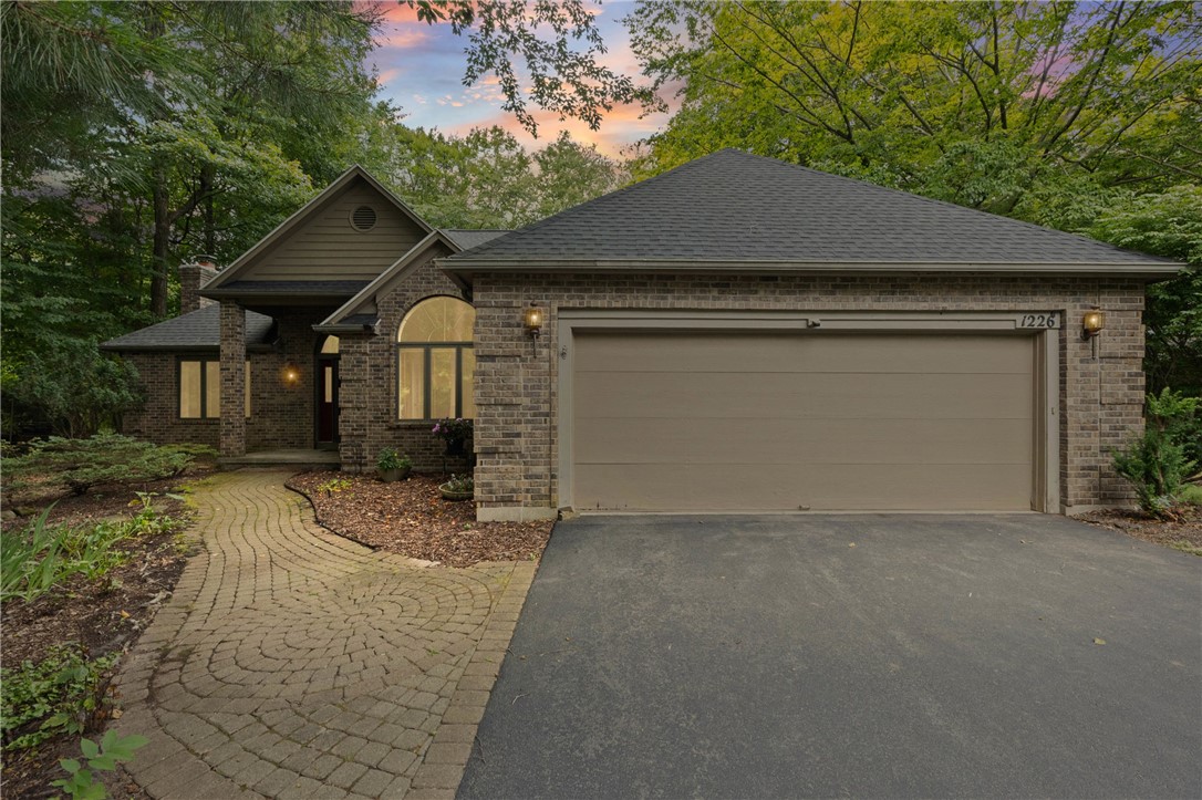 1226 Stafford Crescent — photo