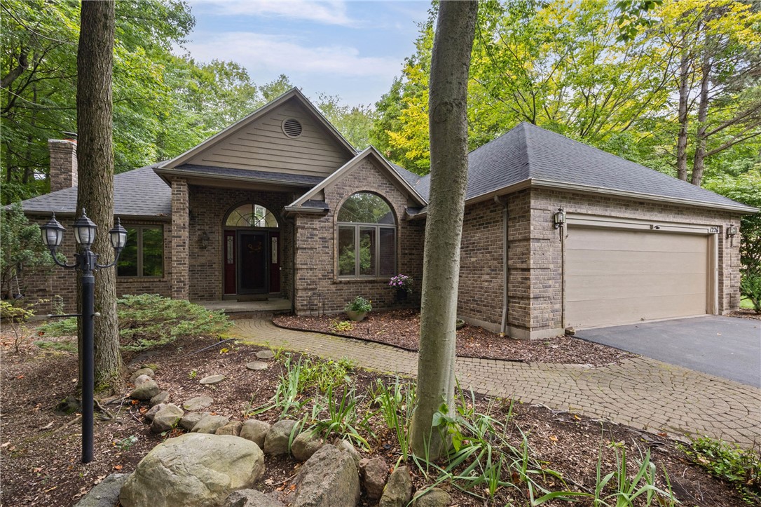1226 Stafford Crescent — photo