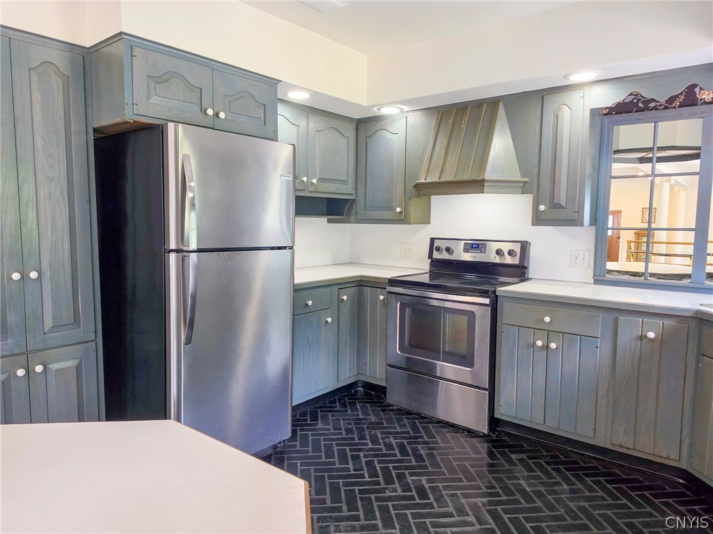 5267 Lee Valley Road — photo