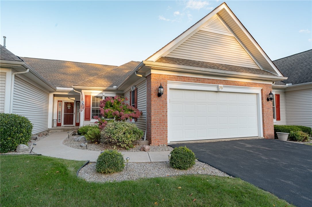 75 Ashbrook Circle — photo