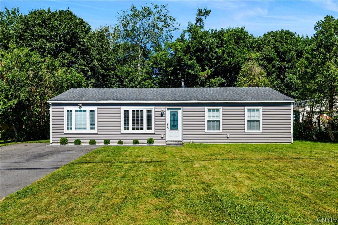 411 Cedarbrook Crescent — photo