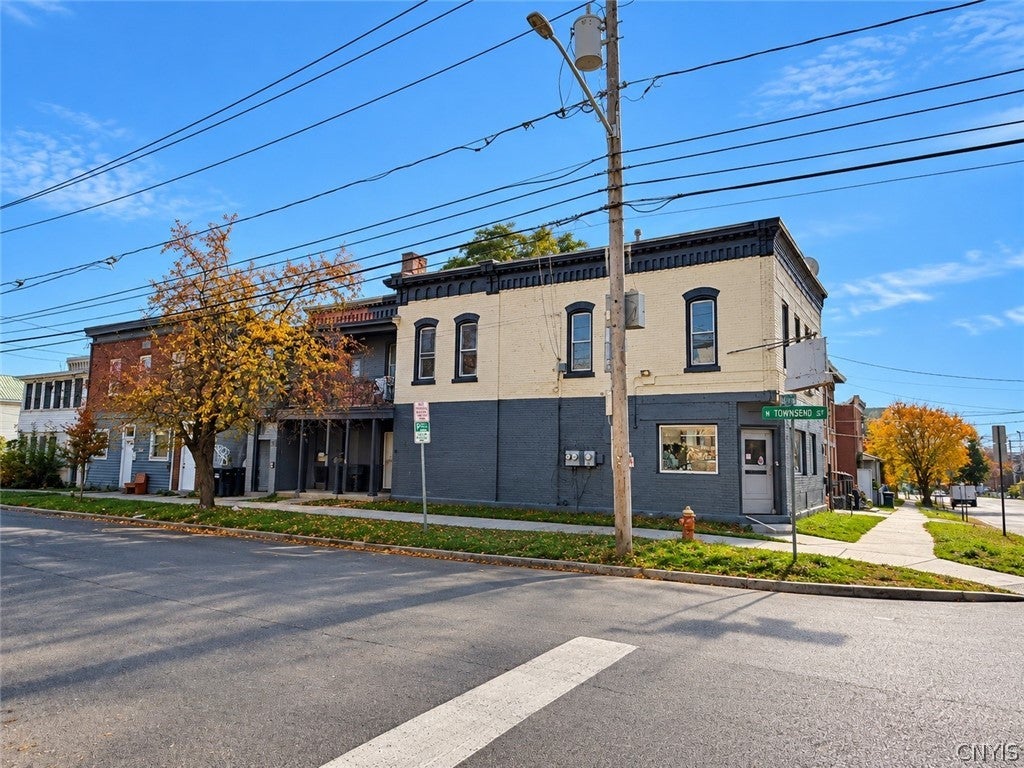 318 E Division St — photo