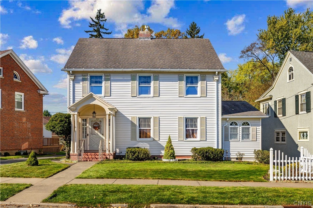 2208 Douglas Crescent — photo