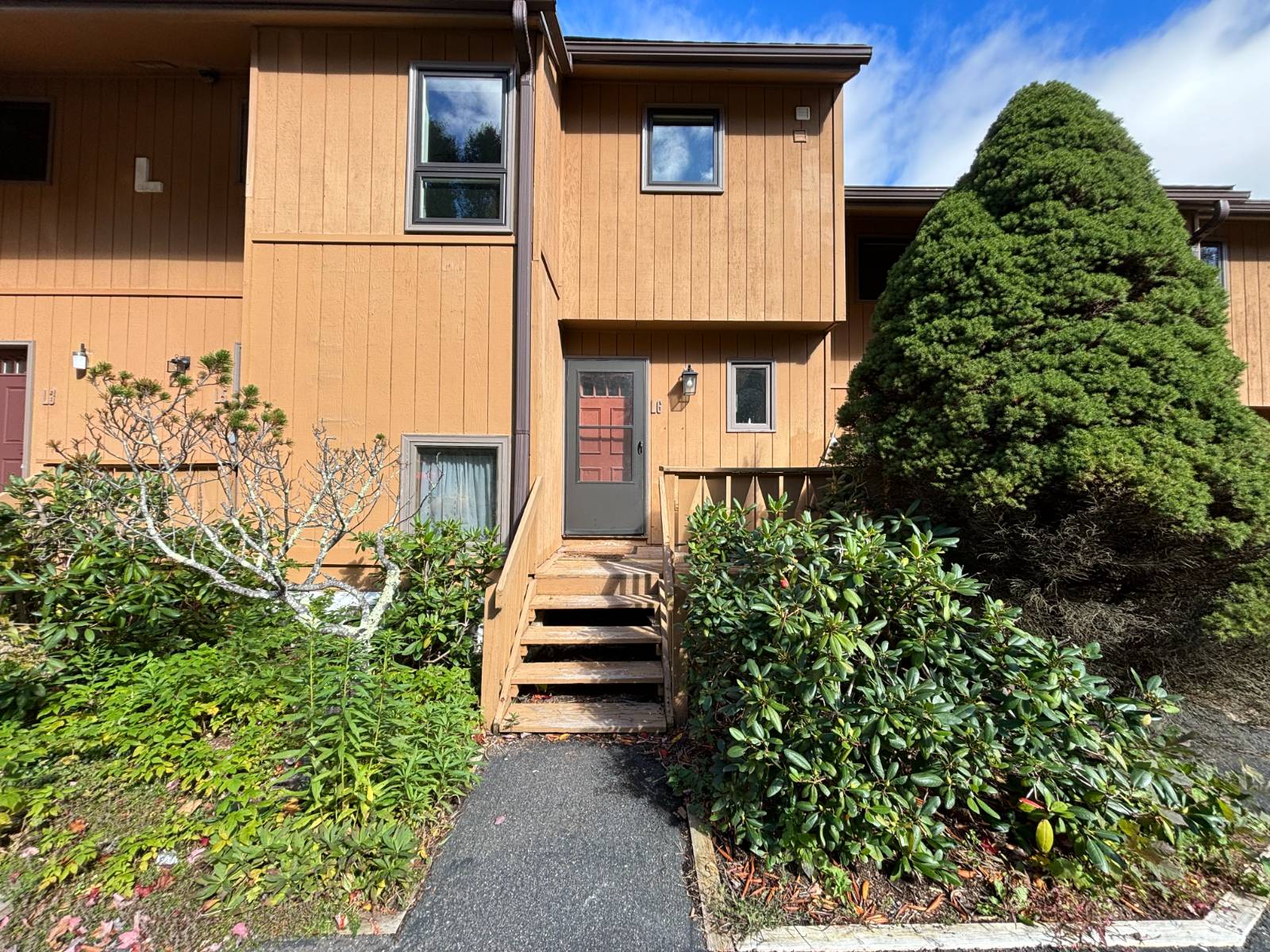 72 Hunter Drive L6 — photo