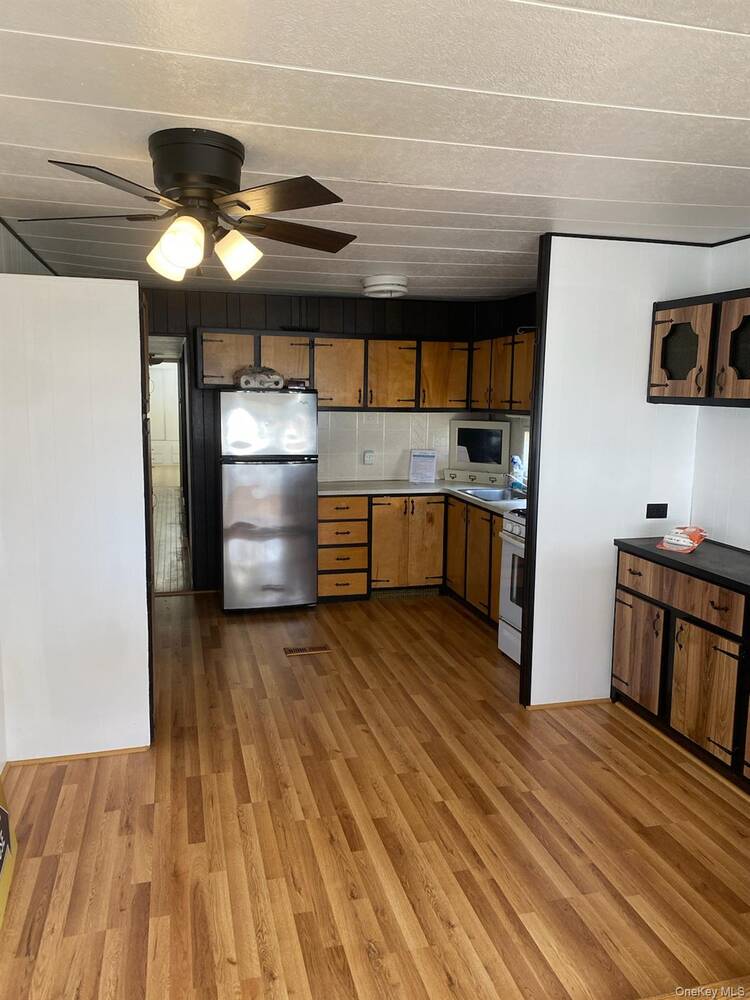 1661 Old Country Road 308 — photo