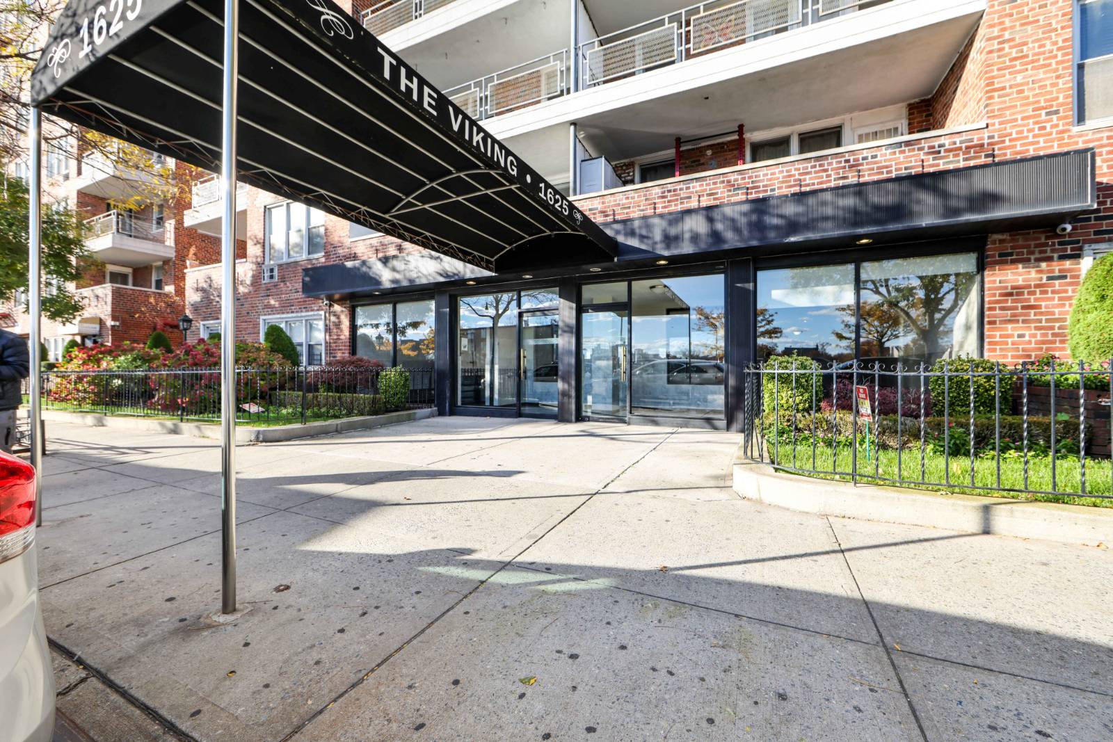 1625 Emmons Ave 4K — photo