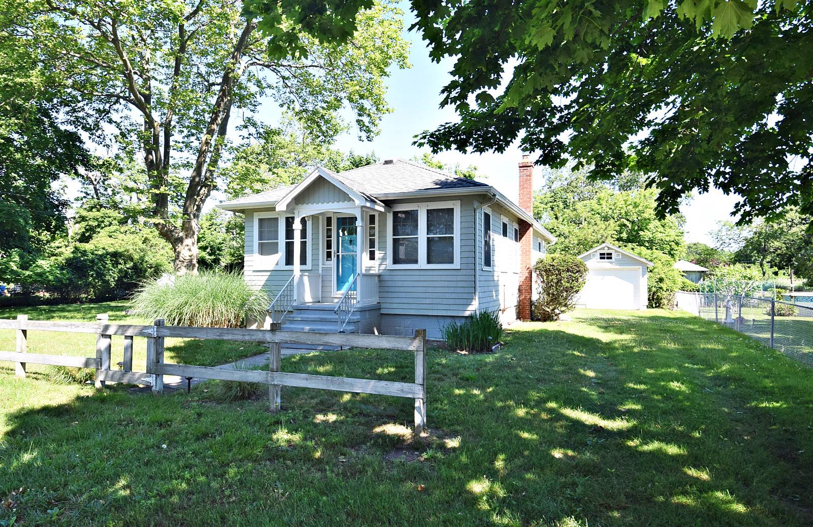 9 Maple Road West — photo