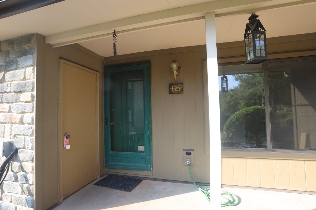 65 Hampshire Dr — photo