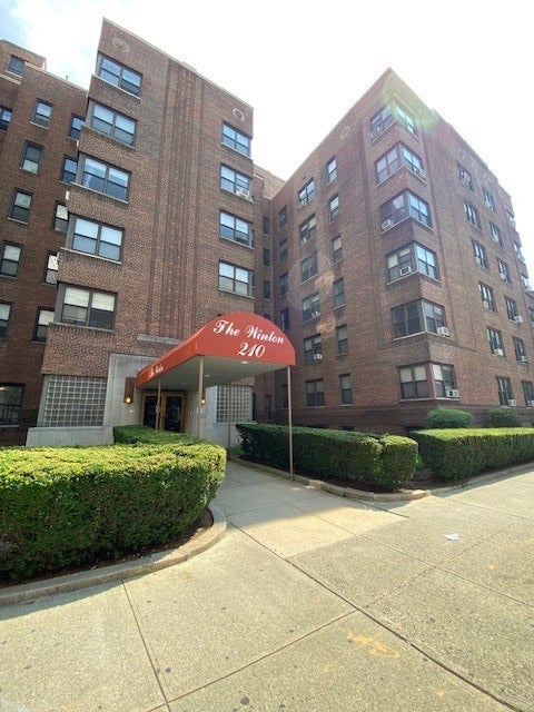 256 Martine Ave 2F — photo