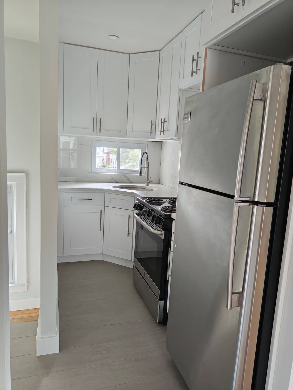 ** Hollis Ave — photo