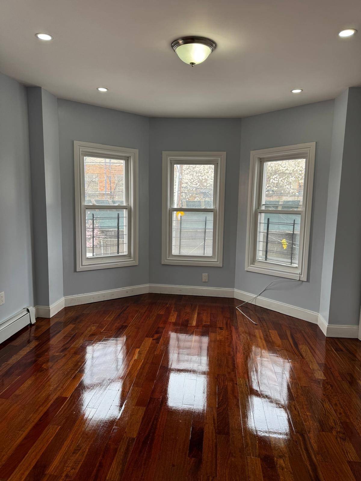 818 E 216 — photo