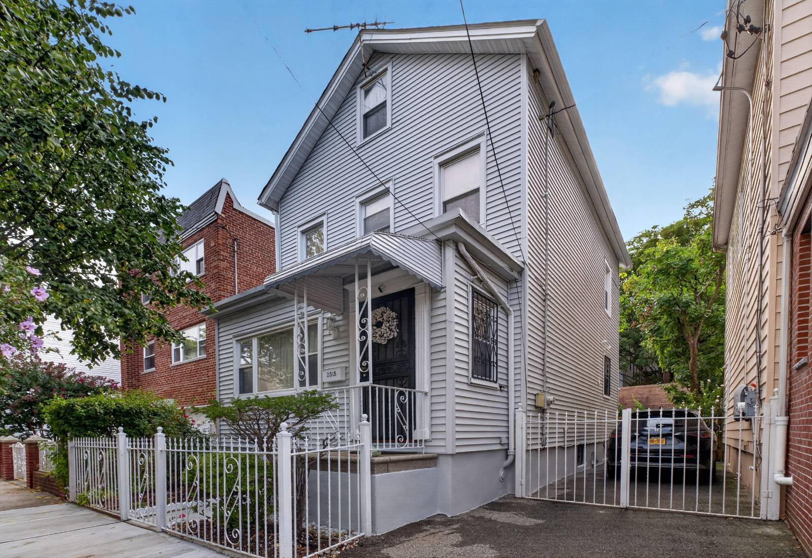 25-18 Glebe Ave — photo