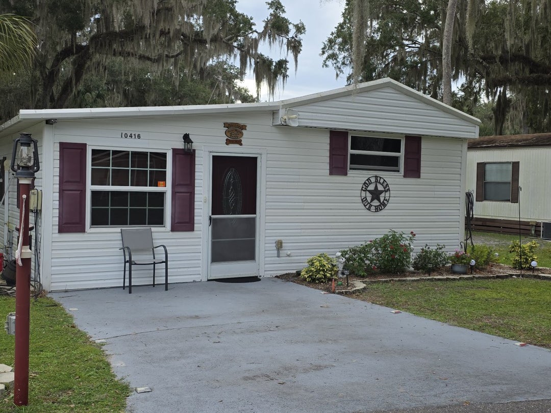 10416 Oak Cir. 116 — photo