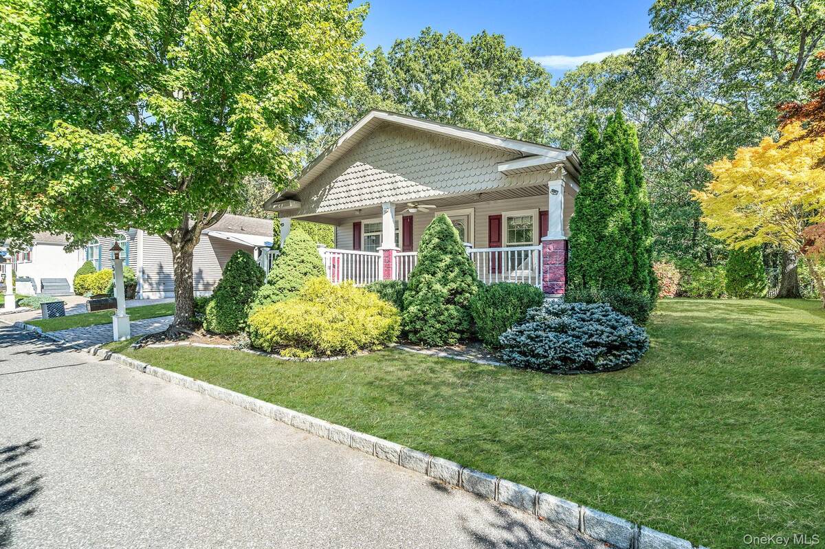 1661 Old Country Road 516 — photo
