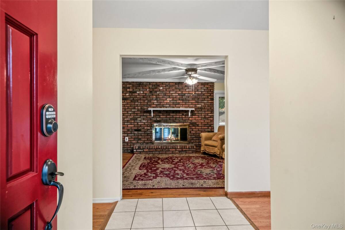 77 E Woodside Avenue, Patchogue, NY 11772 — photo 3