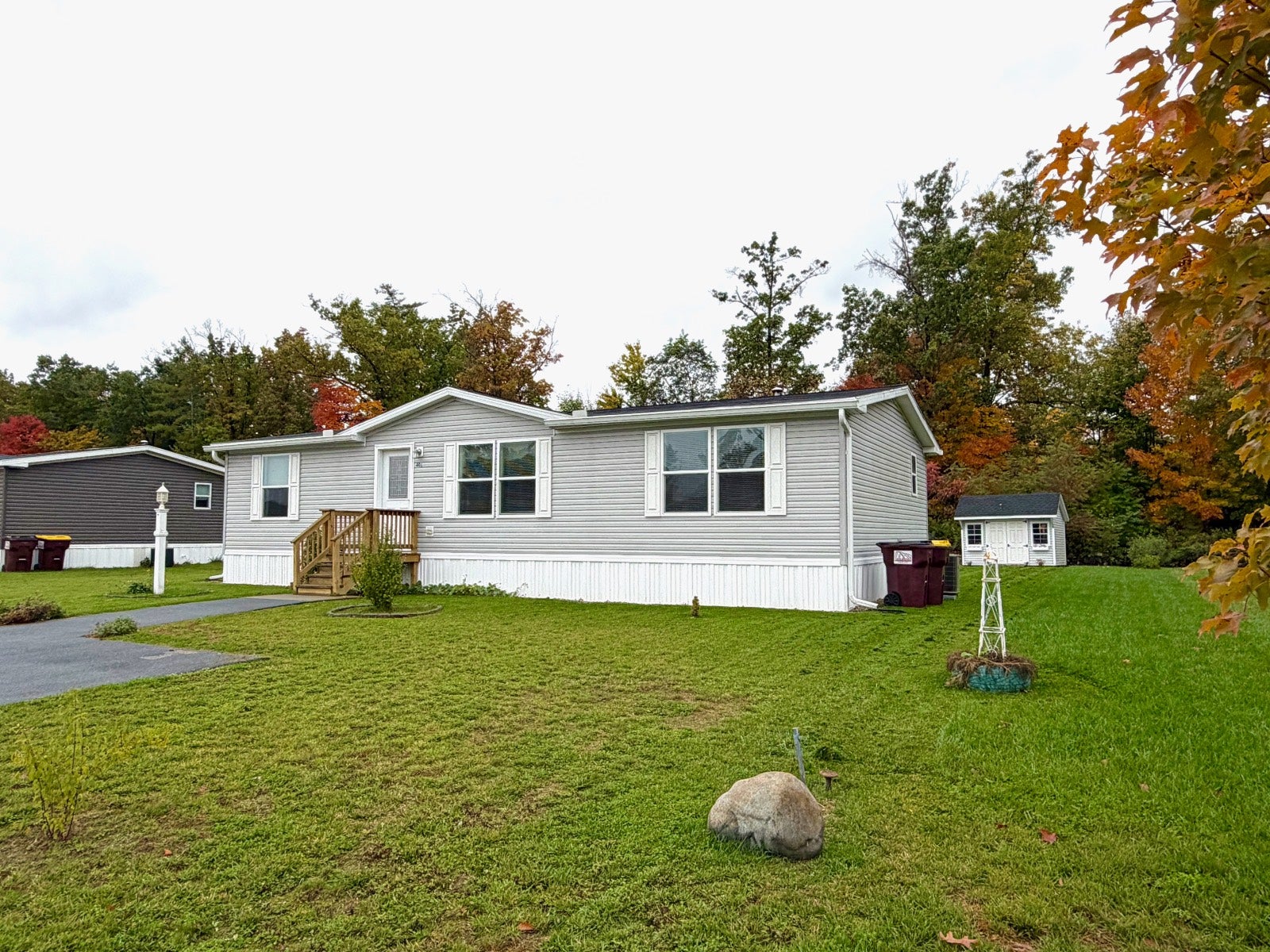 900 Rock City Rd 401 — photo