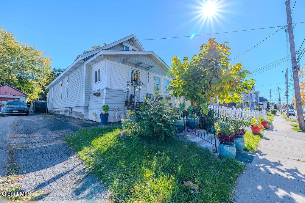 1680 Carrie Street — photo