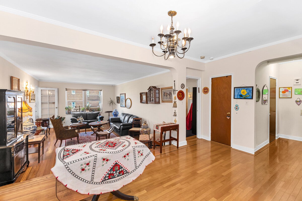 69 -11 Yellowstone Blvd a41 — photo