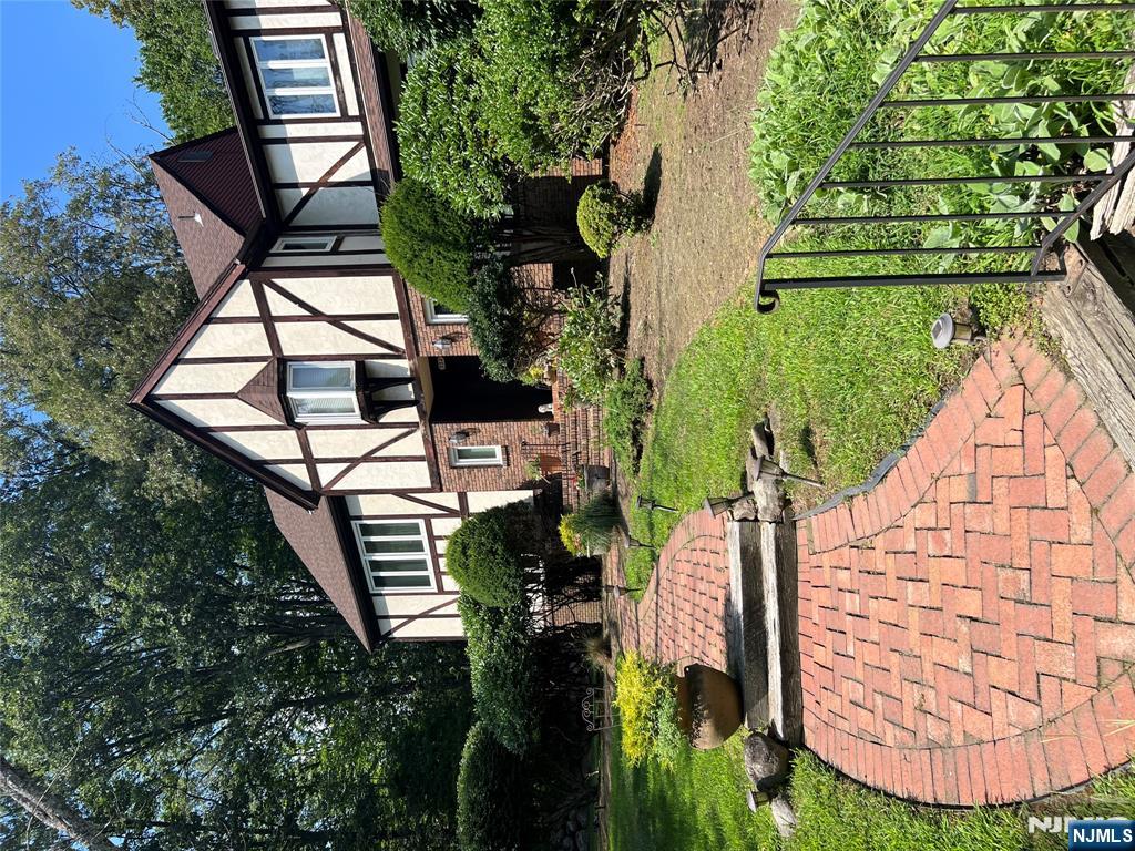 732 Mardinly Avenue — photo
