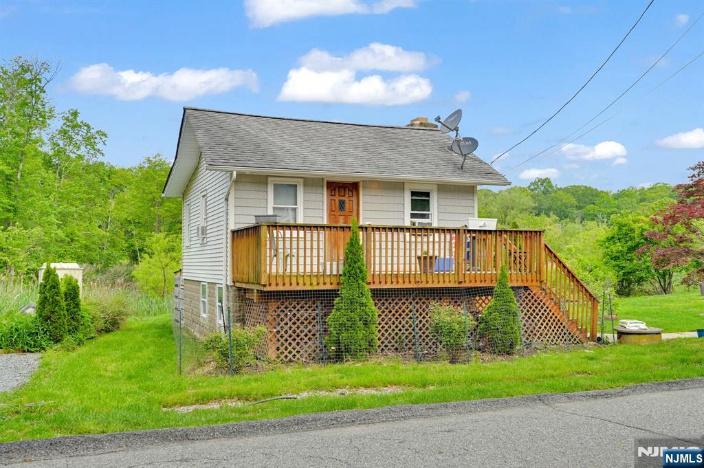 3 Riverside Road, West Milford, NJ 07421