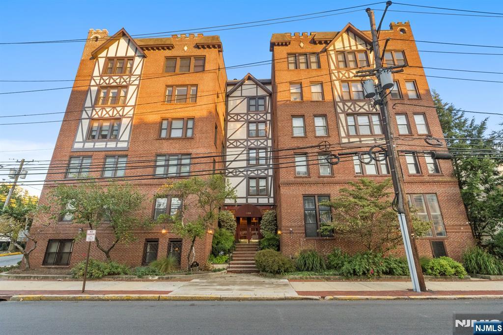 109 Grand — photo
