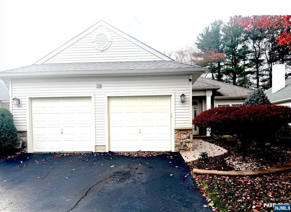 143 Valencia Drive — photo