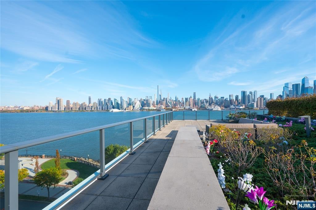 1200 Avenue Port Imp 705 — photo