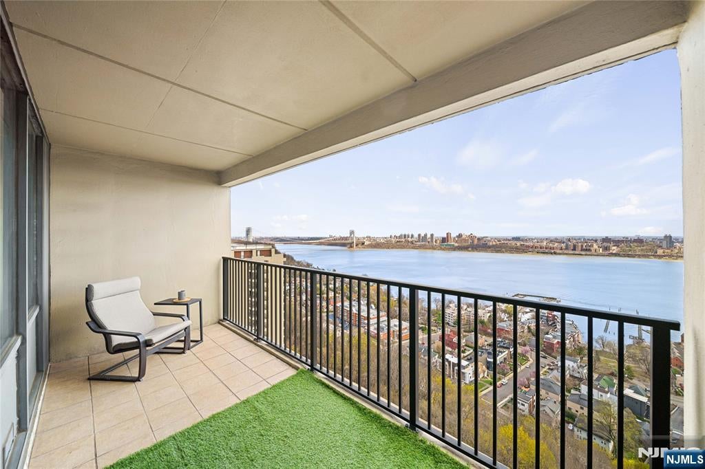 6 Horizon Road 1605 — photo