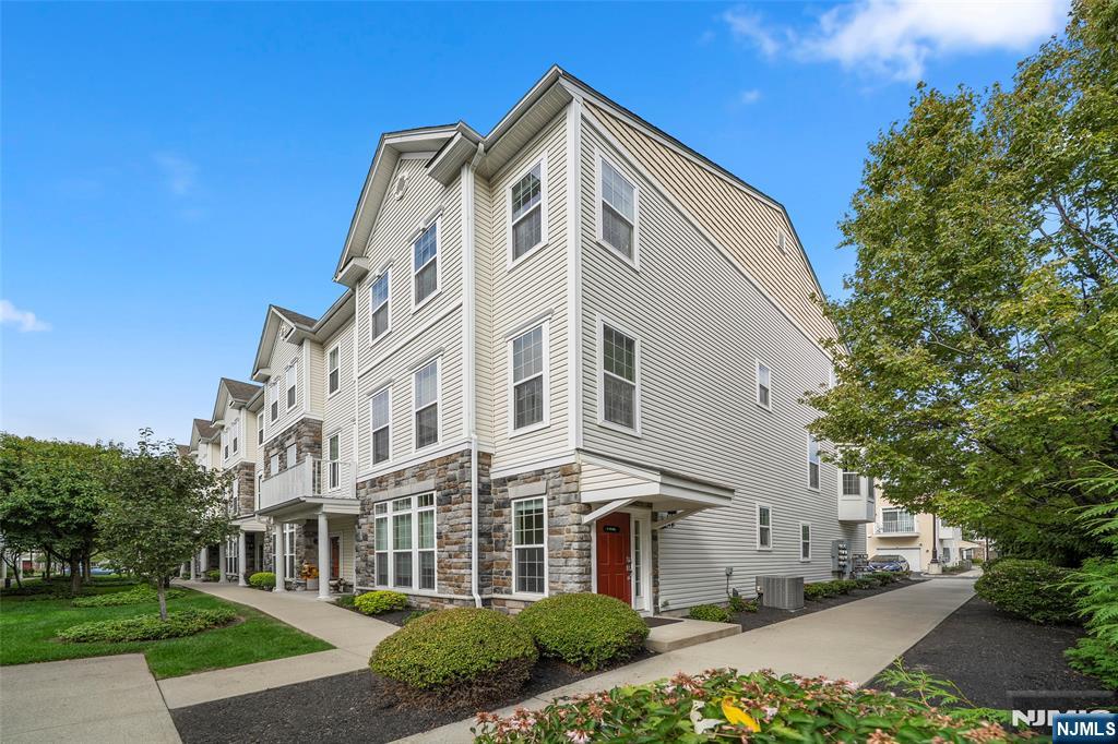 3 Holly Lane — photo